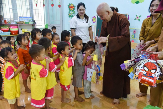 Ban Từ thiện: Tặng quà Trung Thu cho các em học sinh ở Đắk Som, Đăk Nông